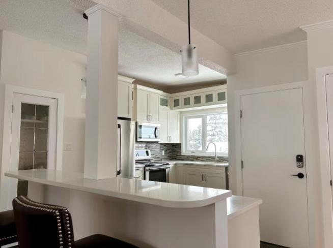 Modern 3br Near Airport & Dt * Calgary